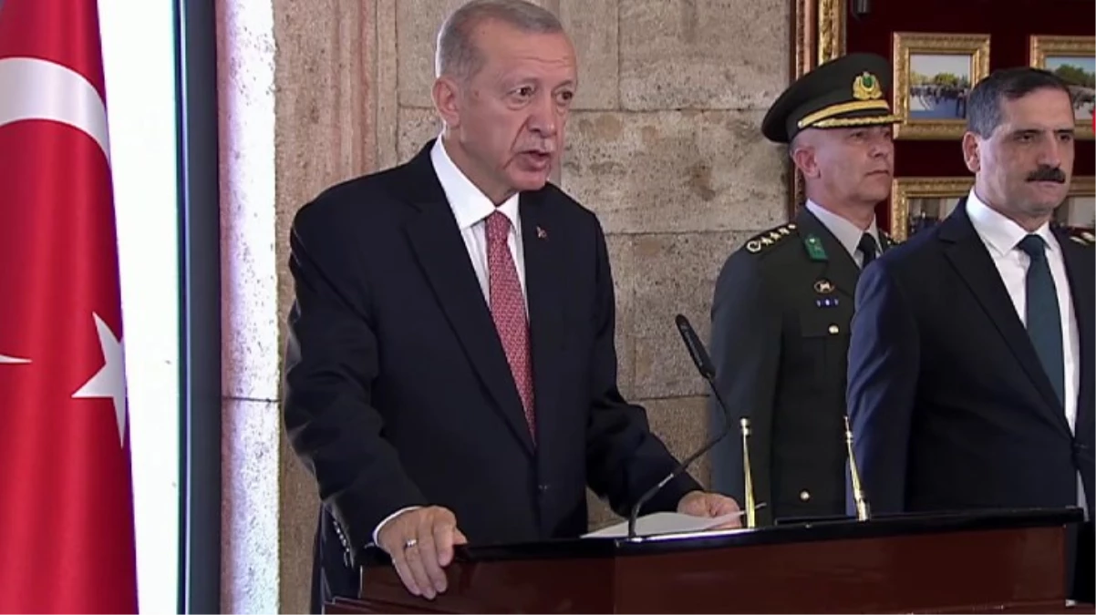 YAŞ toplantısı öncesi Anıtkabir ziyareti! Cumhurbaşkanı Erdoğan alınacak kararın kıymetini deftere de not düştü