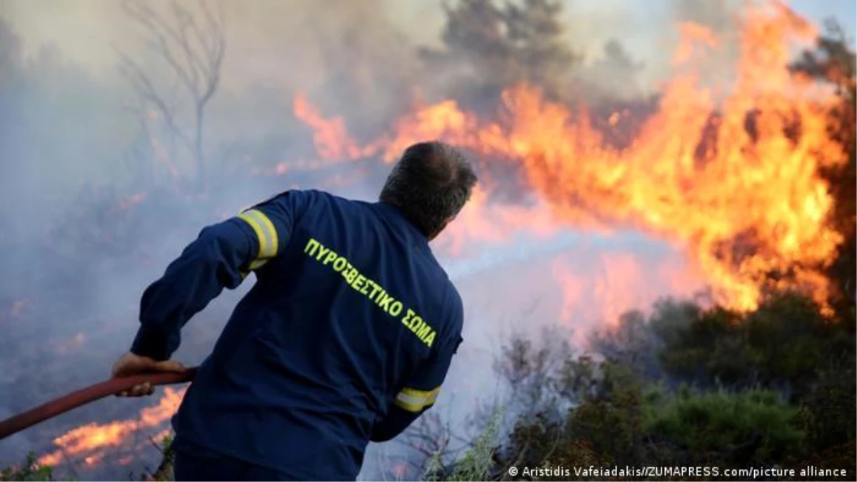 Yunanistan'da Orman Yangınları: Binlerce Kişi Tahliye Edildi