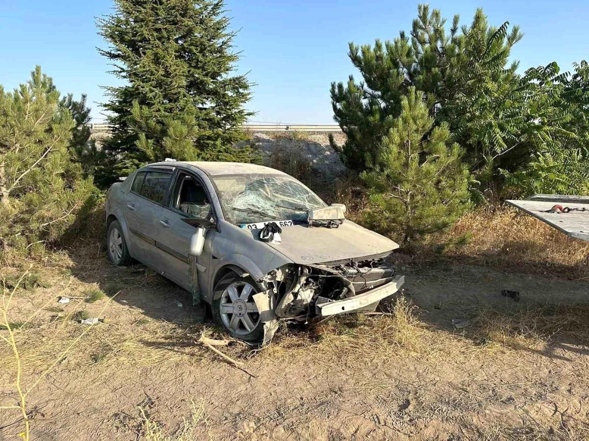 Afyonkarahisar'da Araba Şarampole Girdi: 4 Kişi Yaralandı