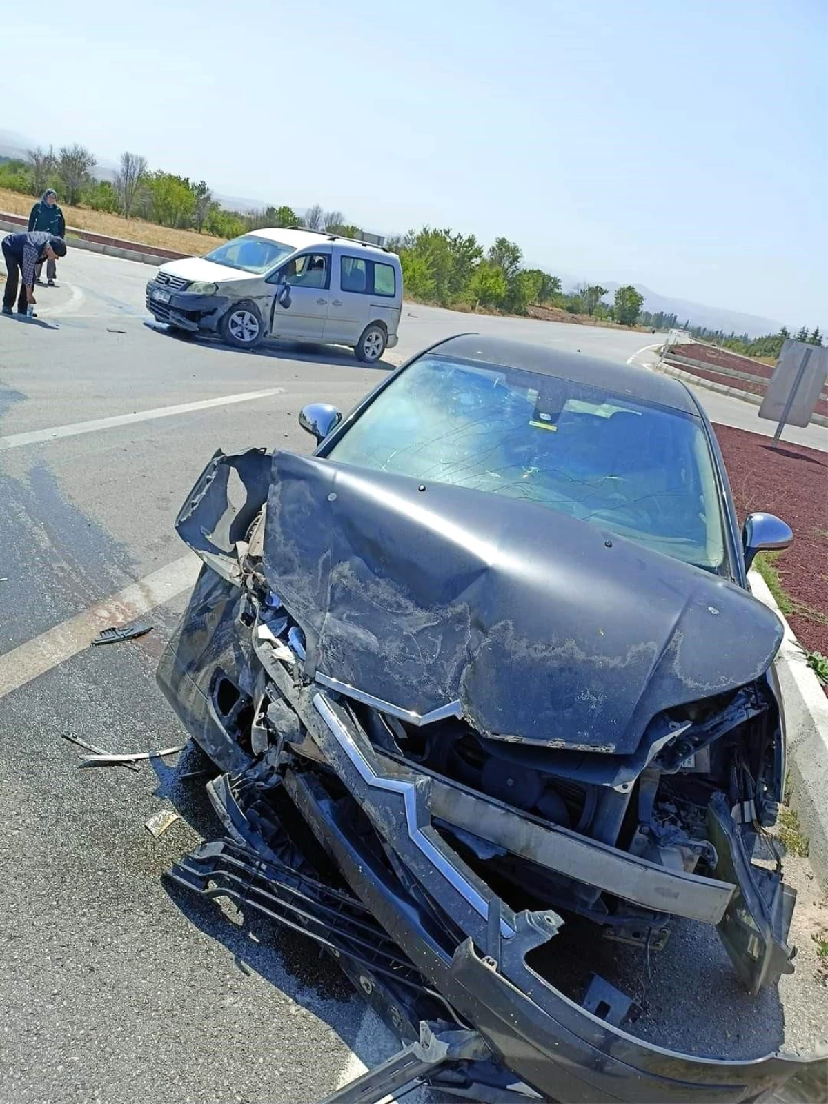 Afyonkarahisar'da hafif ticari araç ile arabanın çarpıştığı kazada 6 kişi yaralandı