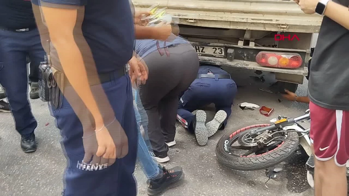 Antalya'da motosikletli genç arabaya çarptı