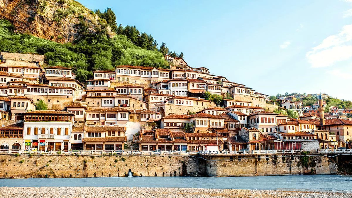 Arnavutluk'ta İtalyan turistlerin hesabını Başbakan ödedi