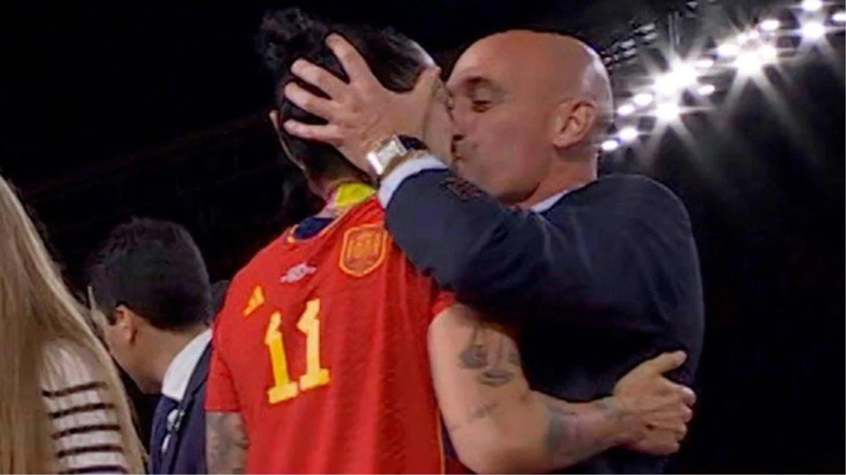 Bayan futbolcuyu dudağından öpmüştü! İşte FIFA'nın İspanya Futbol Federasyonu Lideri Rubiales'e verdiği ceza
