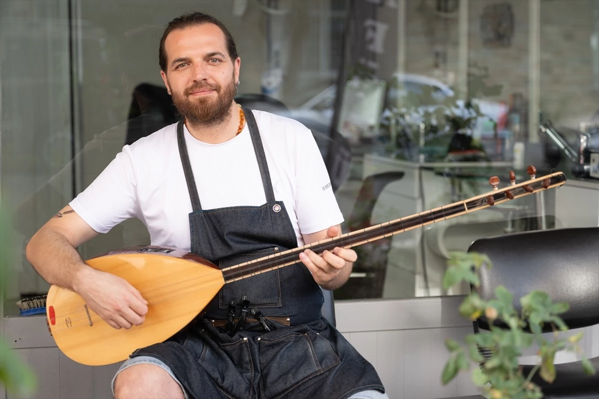Berberlik ve Türk Müziği Bir Ortada: Berber Sazıyla Tıraş Ediyor
