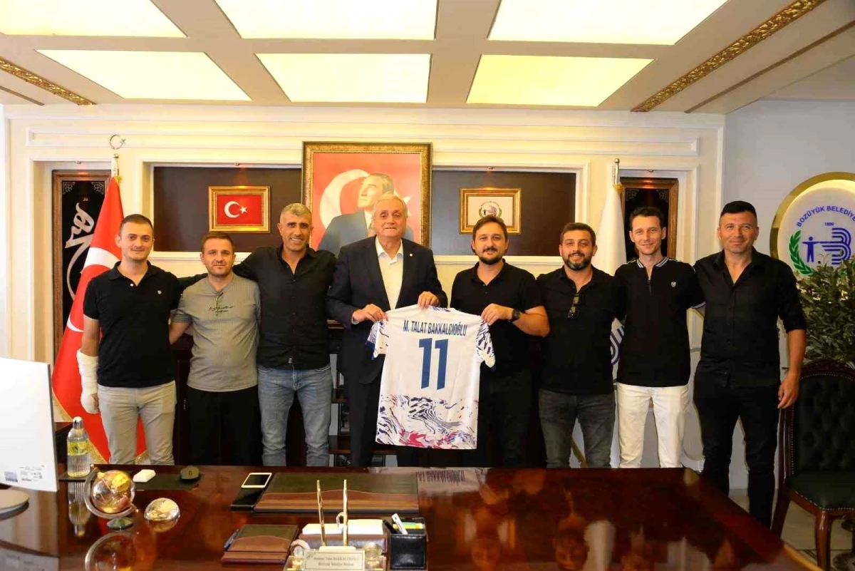 Bozüyükspor Kulübü Lideri ve İdare Konseyi Belediye Liderini Ziyaret Etti