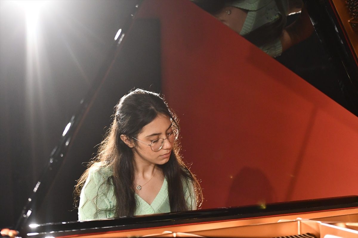 Bursalı 13 yaşındaki piyanist Arya Su Gülenç, Almanya'da büyük muvaffakiyet elde etti