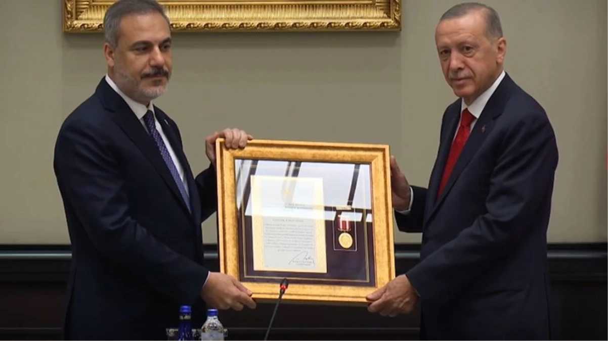 Cumhurbaşkanı Erdoğan, Hakan Fidan'a "üstün hizmet madalyası" takdim etti