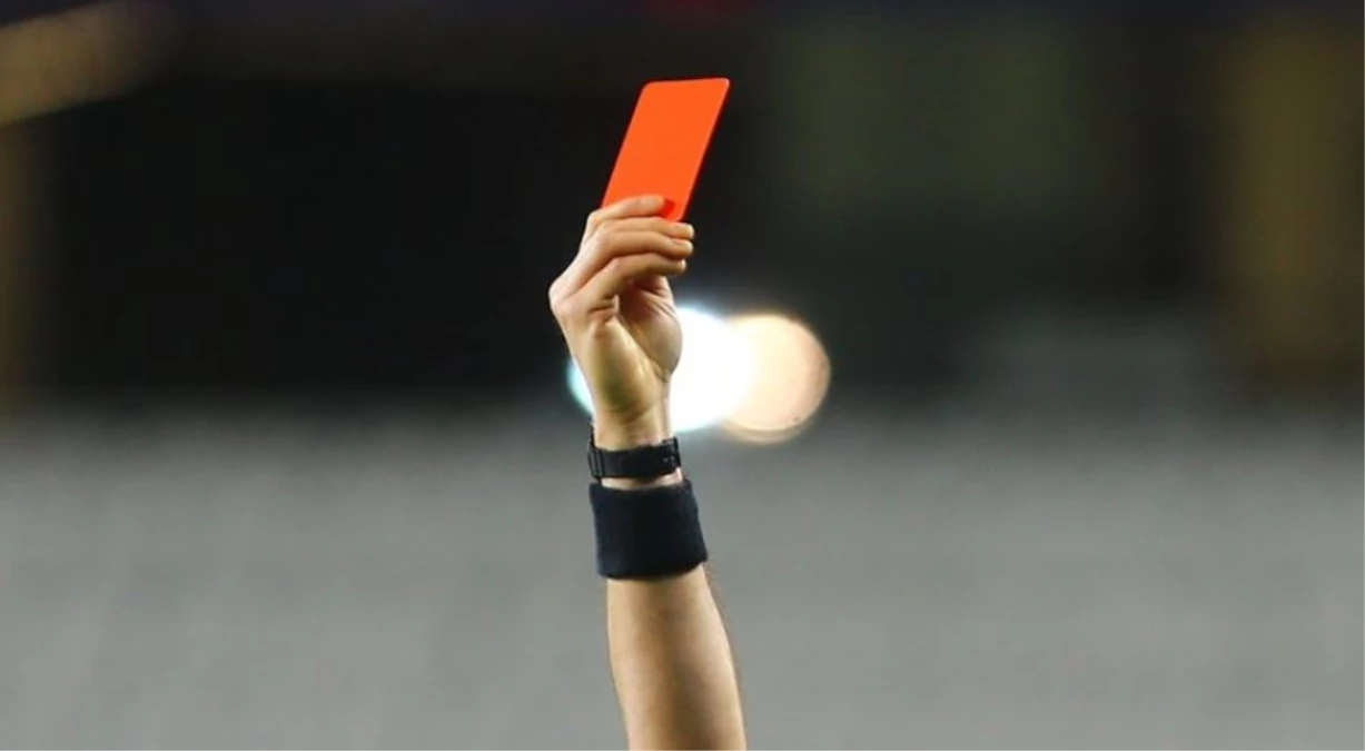 Direkt kırmızı kart kaç maç ceza? Direkt kırmızı kart gören futbolcu kaç maç ceza alır?