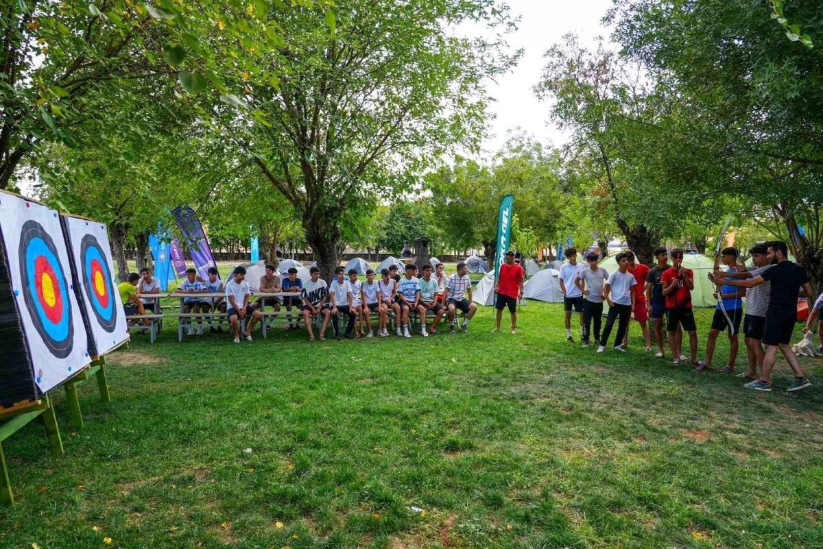Diyarbakır Büyükşehir Belediyesi, Karaköprü Toplumsal Ömür Parkı'nda öğrencilere kamp hizmeti sunuyor
