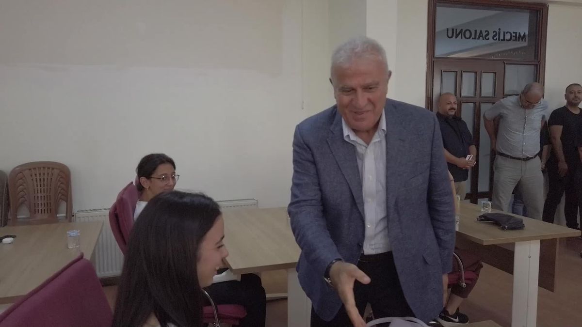 Efeler Belediye Lideri Mehmet Fatih Atay, Kitap Kafeleri'nde ders çalışan öğrencilerle buluştu
