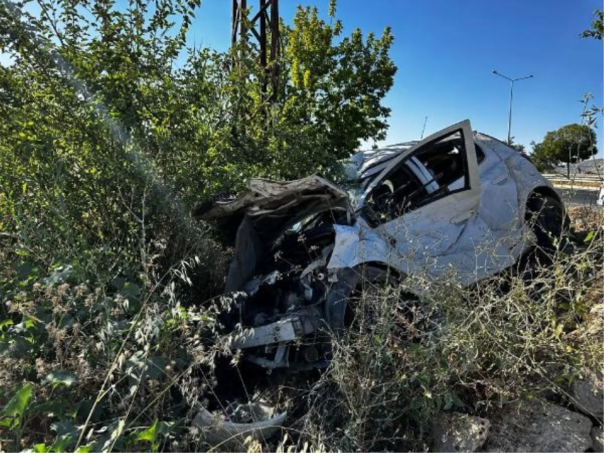 Elazığ'da Araba Şarampole Yuvarlandı: Şoför Ağır Yaralandı