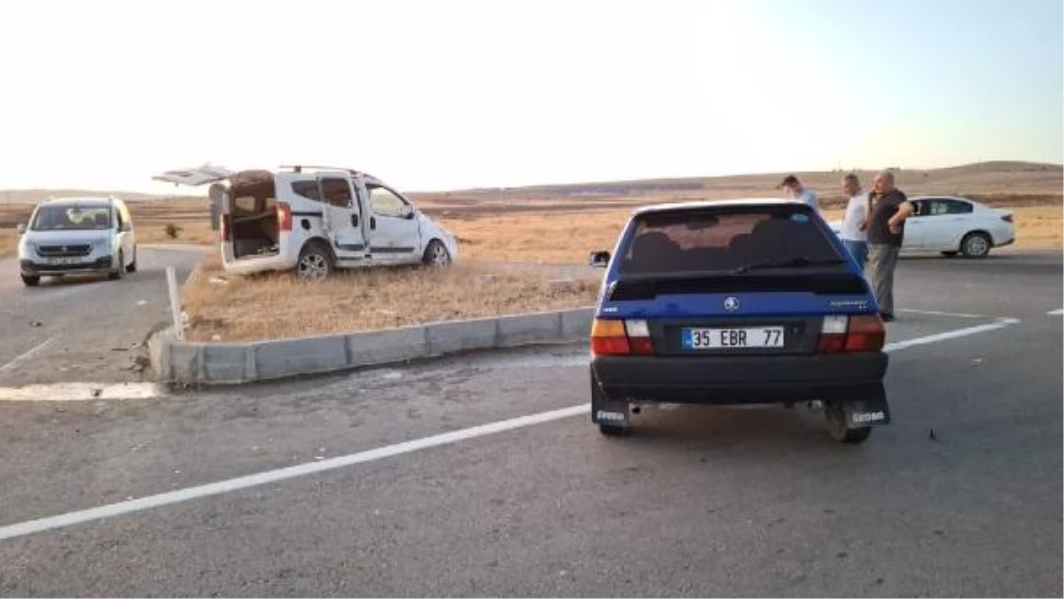 Elazığ'da Hafif Ticari Araç ile Araba Çarpıştı: 2 Yaralı