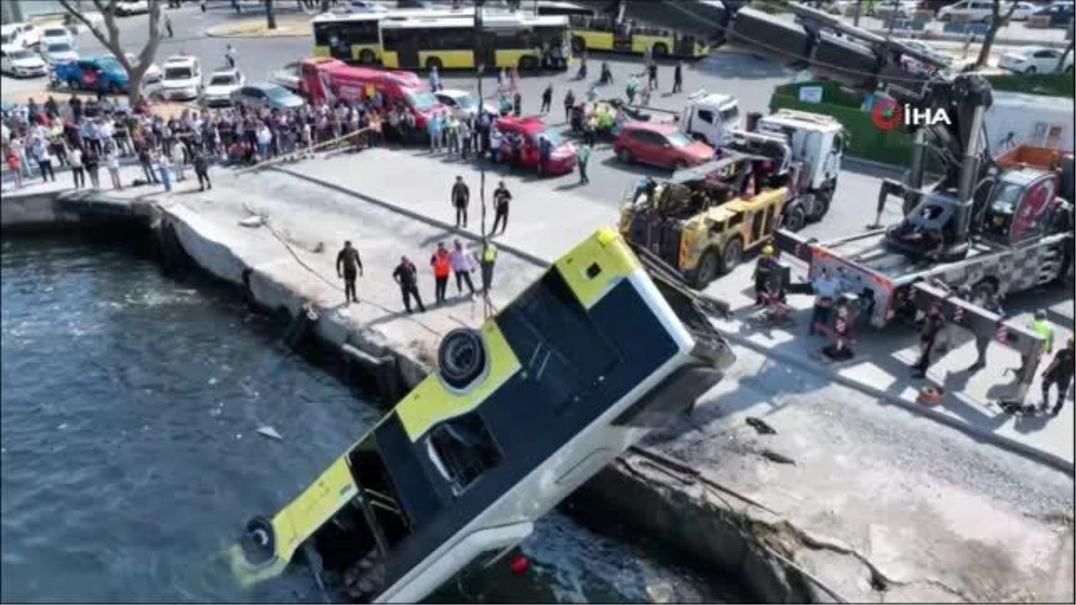 Eminönü'nde denize düşen otobüs 6 saatlik çalışma sonucu çıkarıldı