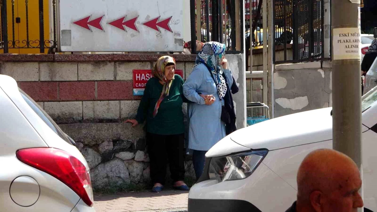 Fatih'te Taksi Sürücüsü Yaşlı Bayanı Aracına Almadı
