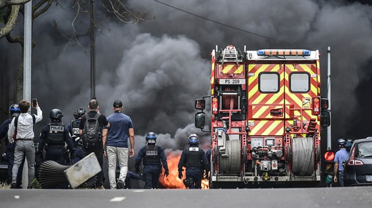 Fransa'daki protestolarda hayatını kaybeden gençle ilgili 5 polis gözaltına alındı