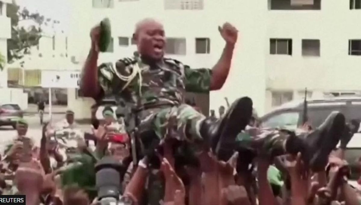 Gabon'da askeri darbe sonrası askerler tarafından yeni lider olarak atanan Gen Nguema askerler ve vatandaşlar tarafından omuzlarda taşınd