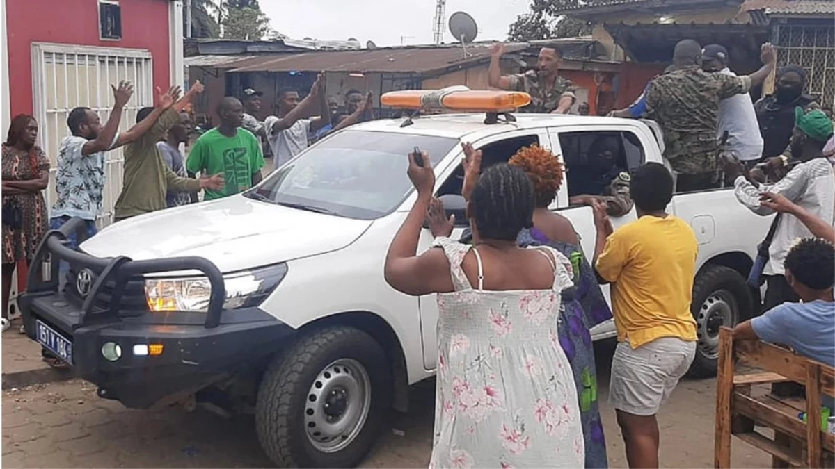 Gabon'da caddelerde toplanan halk, ordunun idareye el koymasını kutladı