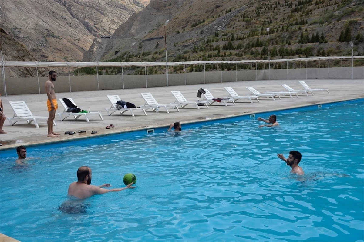 Hakkari'de Vatandaşlar Sıcaktan Bunalınca Sümbül Dağı'ndaki Yarı Olimpik Havuzu Tercih Ediyor