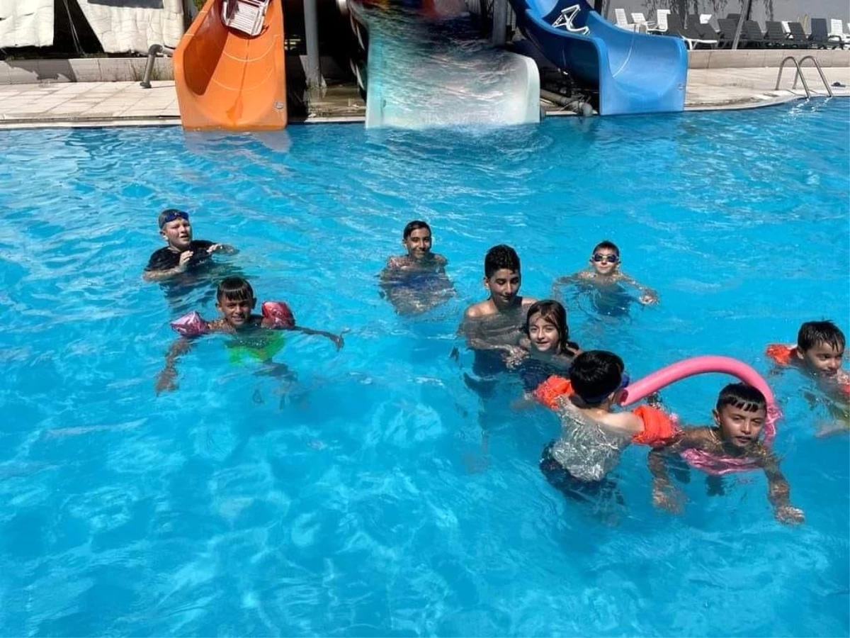 İnhisar Belediye Lideri Mehmet Kepez, Kur'an kursuna devam eden öğrencilere yüzme havuzunda ikramlarda bulundu