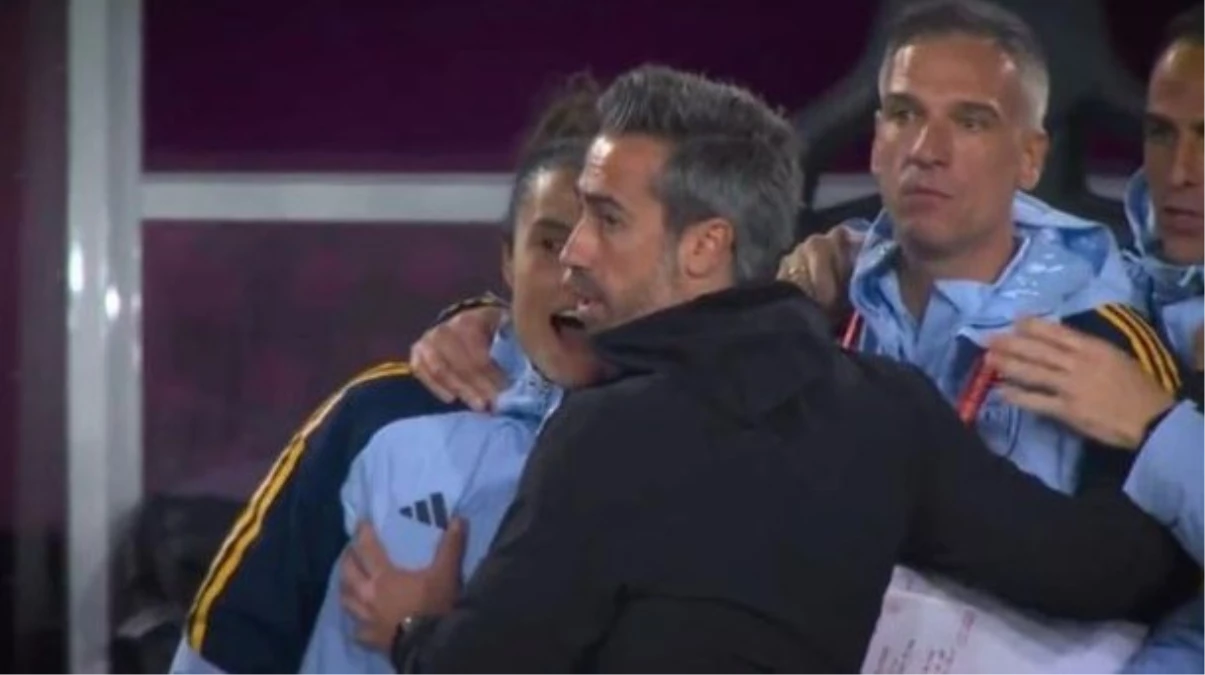İspanya bayan ulusal futbol kadrosu antrenörü Jorge Vilda'nın bir bayan futbolcunun göğüslerine dokunduğu anlara ilişkin imajlar ortaya çıktı