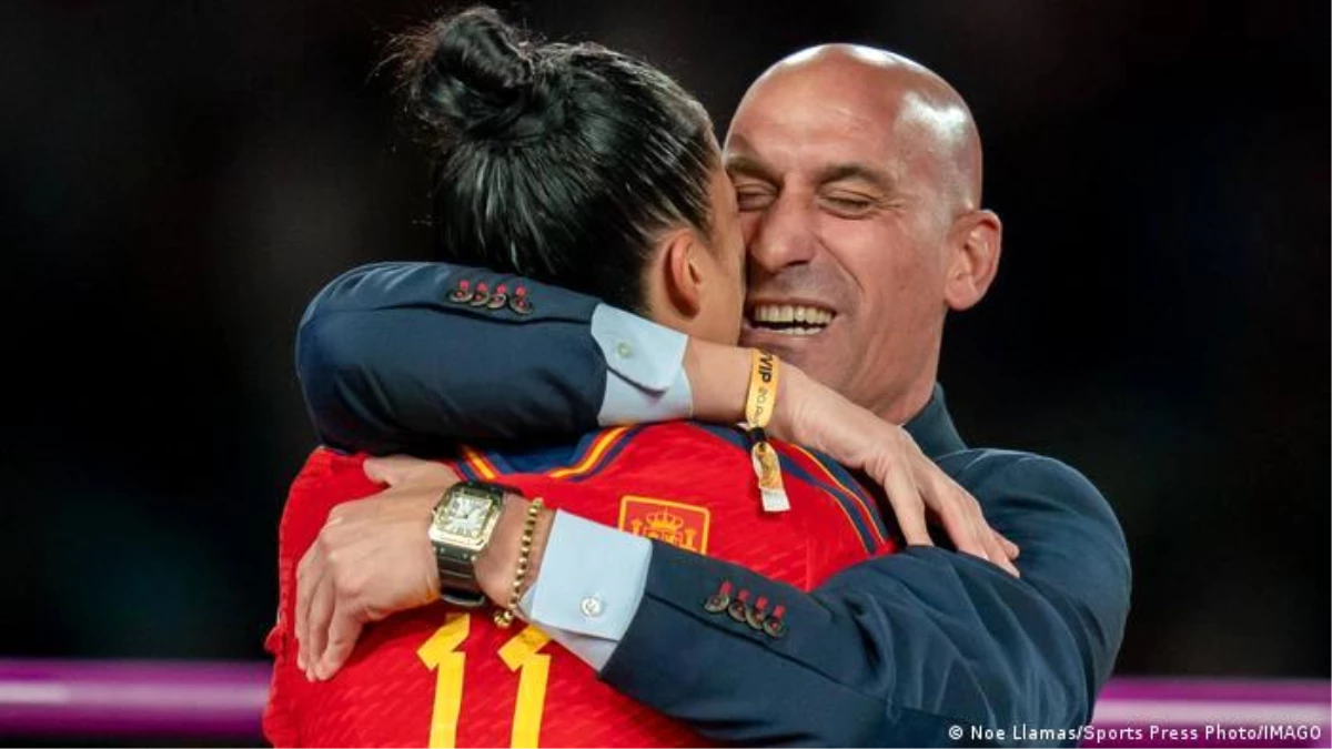 İspanya Futbol Federasyonu Lideri'nin futbolcuyu öpmesi reaksiyonlara neden oldu