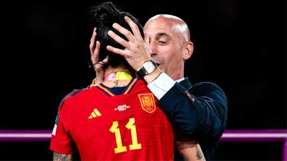 İspanya'da bir öpücük futbolun ötesinde bir krizi nasıl tetikledi?