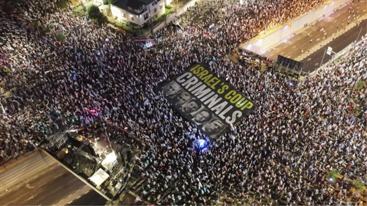 İsrail'de on binlerce kişi yeniden meydanlarda! Açılan pankart protestolara damga vurdu