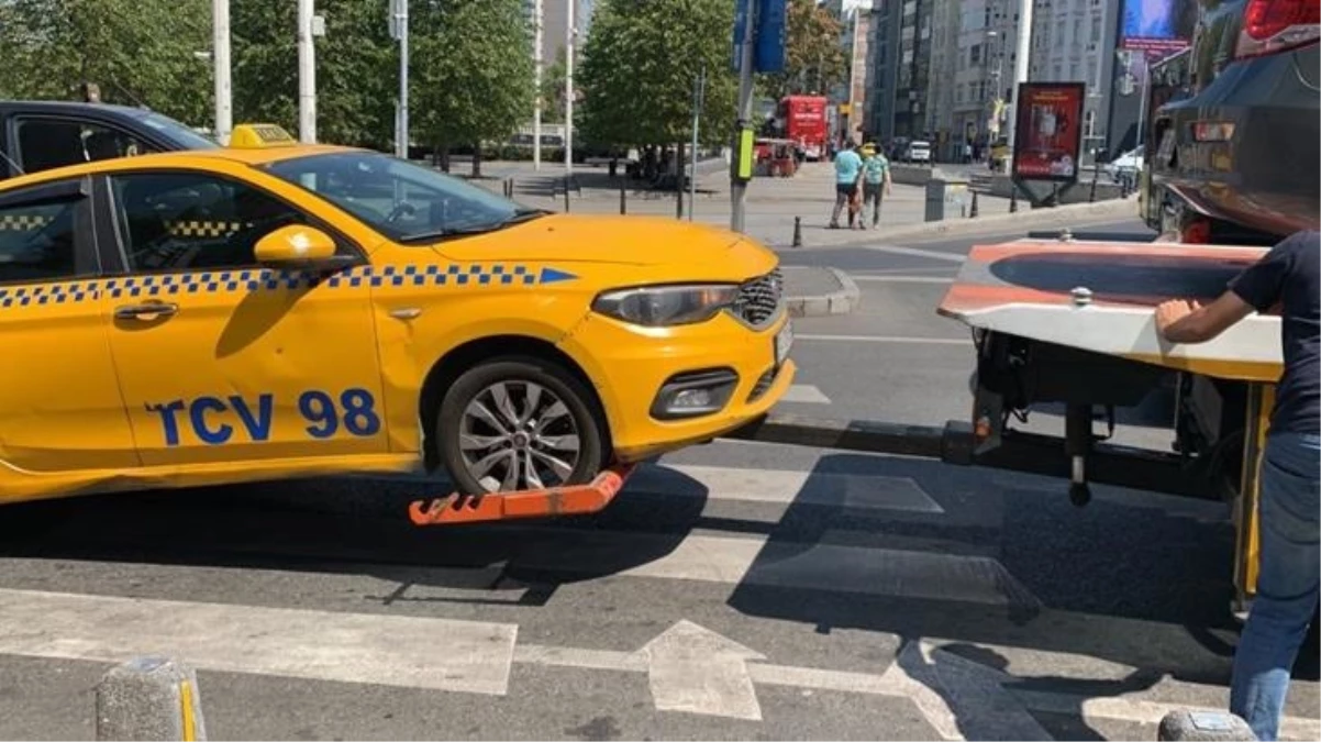 İstanbul'un göbeğinde göz açtırmadılar! Müşteri seçen taksicilerin araçları bağlandı