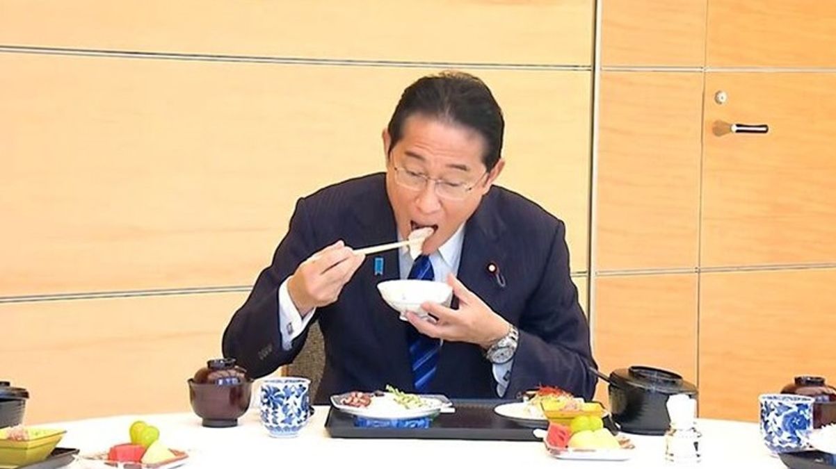 Japonya Başbakanı Fumio Kishida, Fukuşima Nükleer Santrali'ndeki arıtılmış radyoaktif suyu inançlı olduğunu göstermek için balık yedi