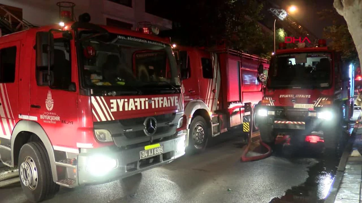 Kadıköy'de Yangında Balkonda Mahsur Kalan Çift Kendini Boşluğa Bıraktı