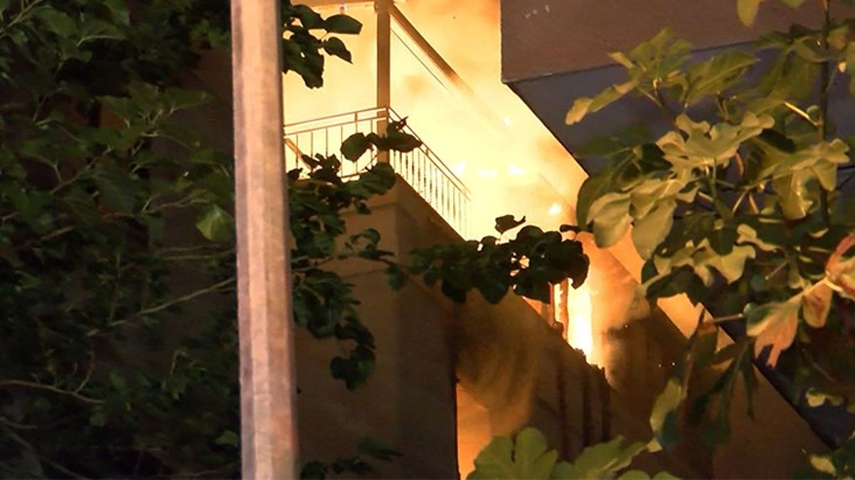 Kadıköy'de yangından kurtulmak için binanın 3. katından atlayan bayan hayatını kaybetti