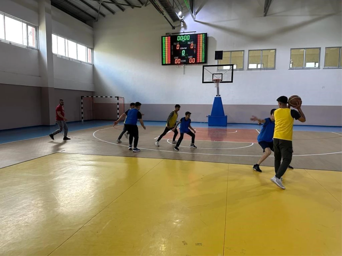 Kars'ta düzenlenen 'Sokaklar Bizim 3x3 Basketbol Gençlik Turnuvası' renkli manzaralara sahne oldu