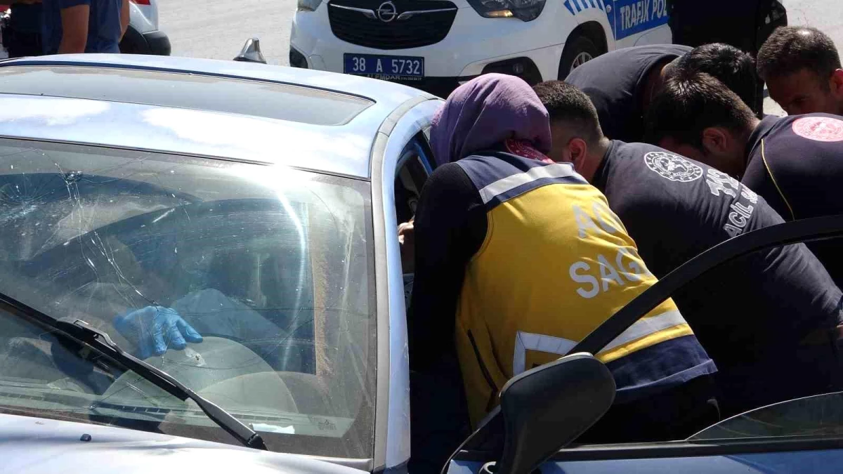Kayseri'de sulama kanalına çarpan arabada anne ve kızı yaralandı