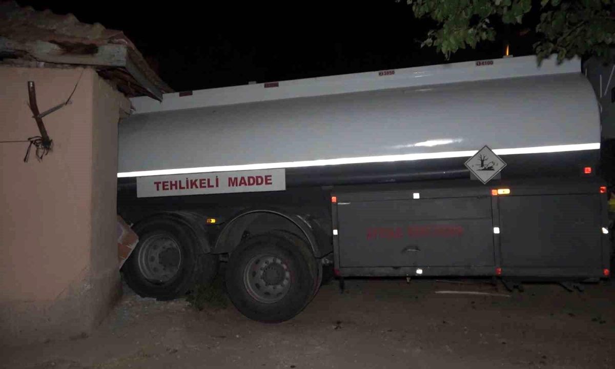 Kırıkkale'de Akaryakıt Tankeri Mesken Duvarını Yıktı, Şoför Yaralandı