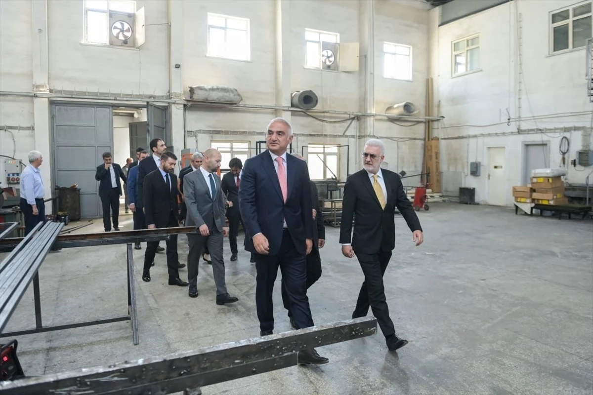 Kültür ve Turizm Bakanı Mehmet Nuri Ersoy, Devlet Tiyatroları'nda yeni dönem hazırlıklarını inceledi