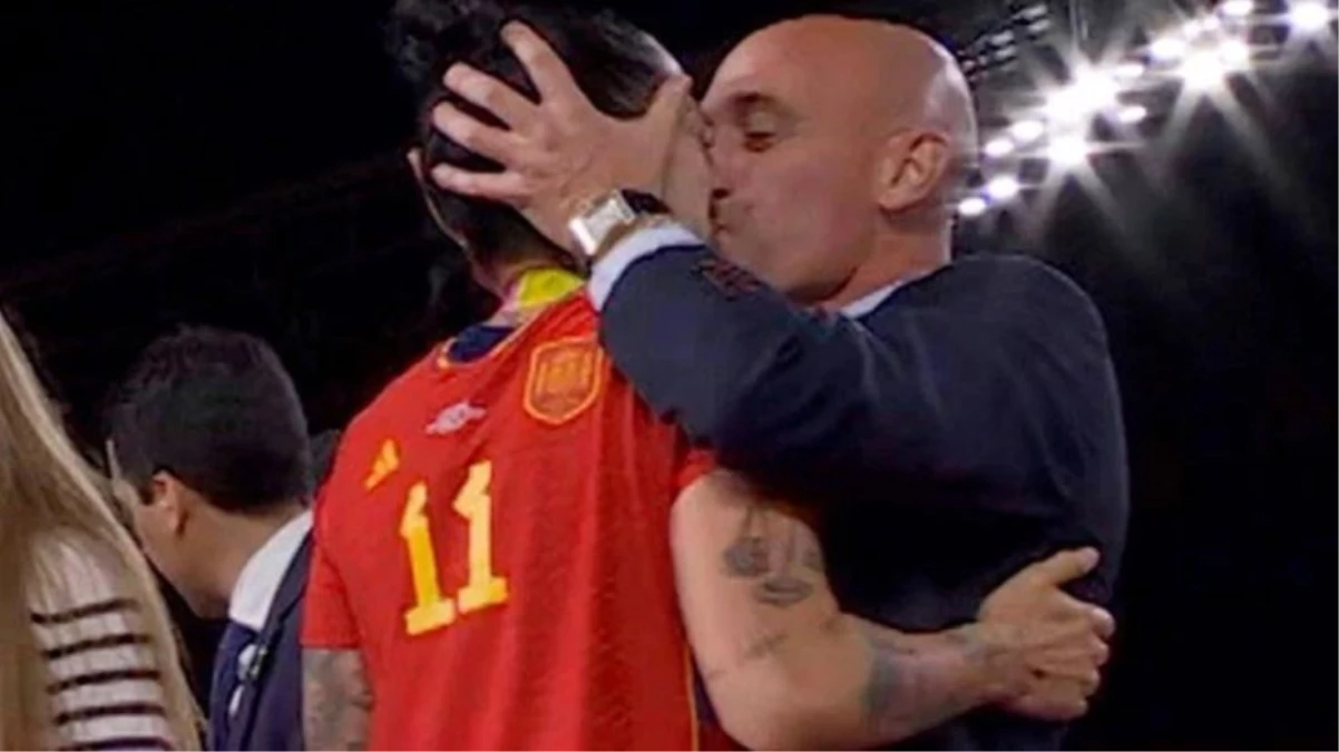 Kupa seremonisinde bayan futbolcuyu dudağından öpen İspanya Futbol Federasyonu Lideri Luis Rubiales özür diledi