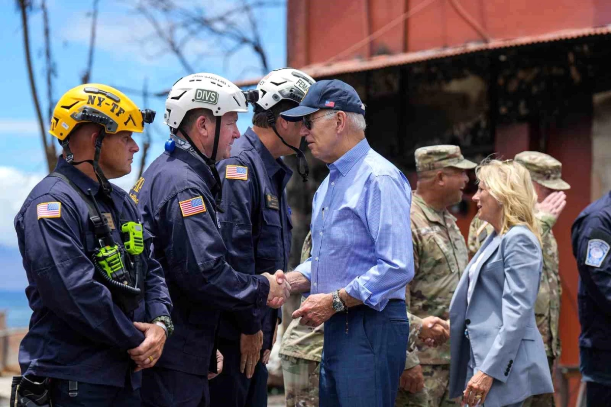 Lider Biden, Hawaii'deki Orman Yangını Felaketinin Akabinde Bölgeyi Ziyaret Etti