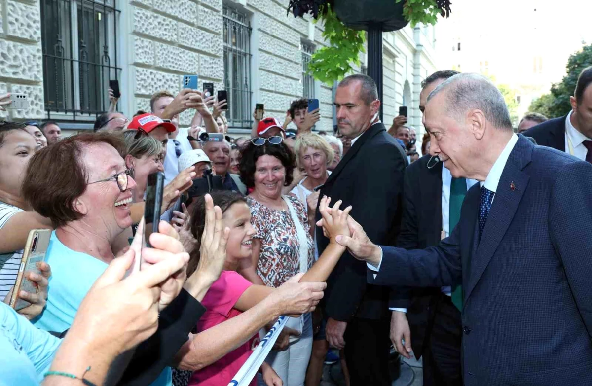 Macaristan'da Cumhurbaşkanı Erdoğan'a sevgi gösterisi