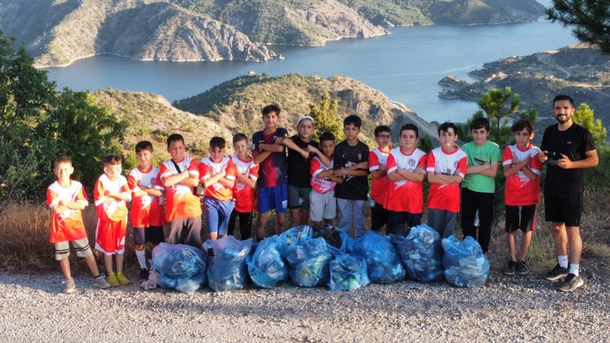 Minik Futbolcular Çöp Topladı