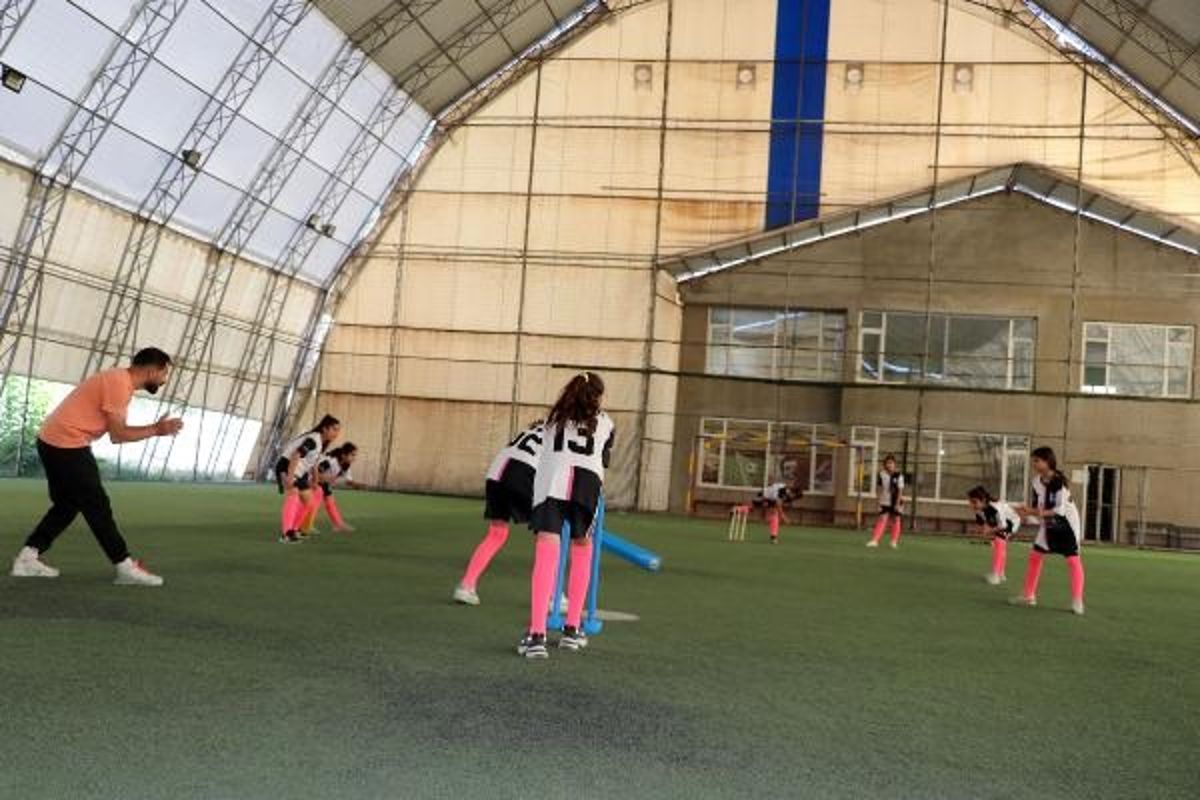 Mor Menekşeler Kız Futbol Grubu, Kriket Şampiyonasında Muvaffakiyet Elde Etti