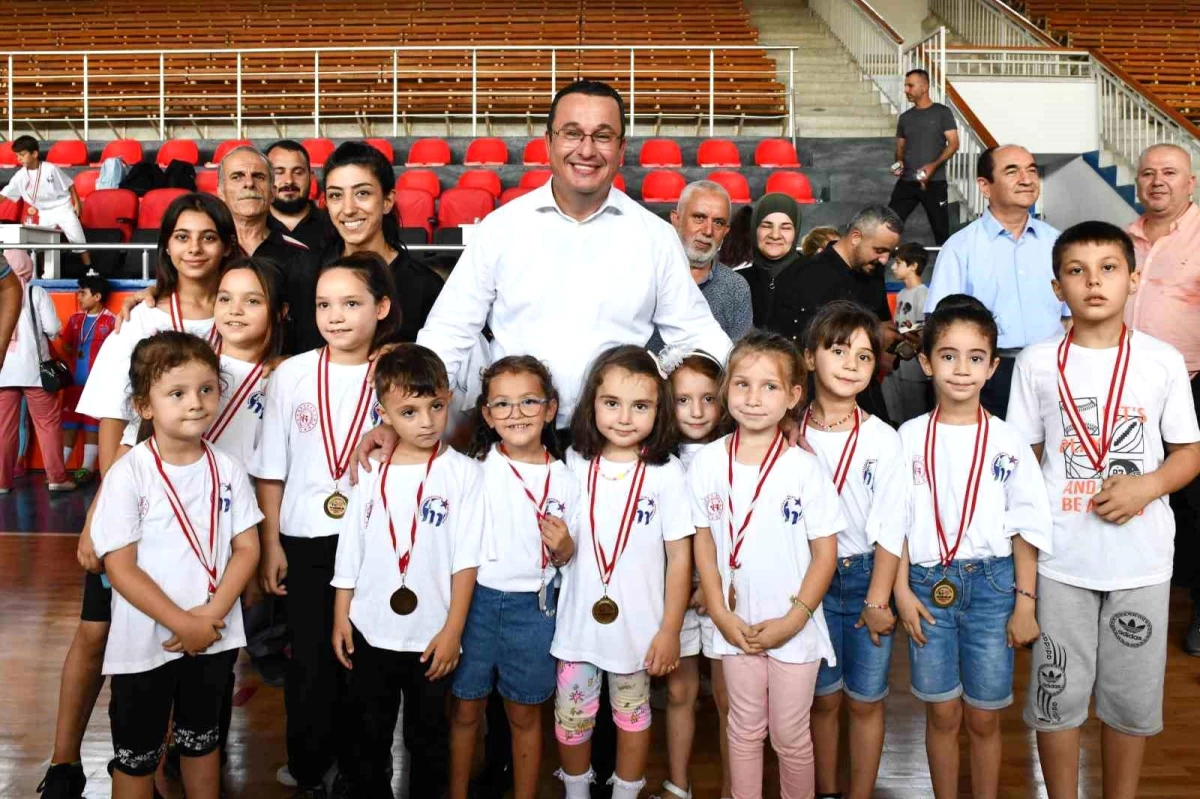 Mustafakemalpaşa Belediyesi Yaz Spor Okulu Kurslarını Tamamlayan Genç Atletler Madalyalarını Aldı