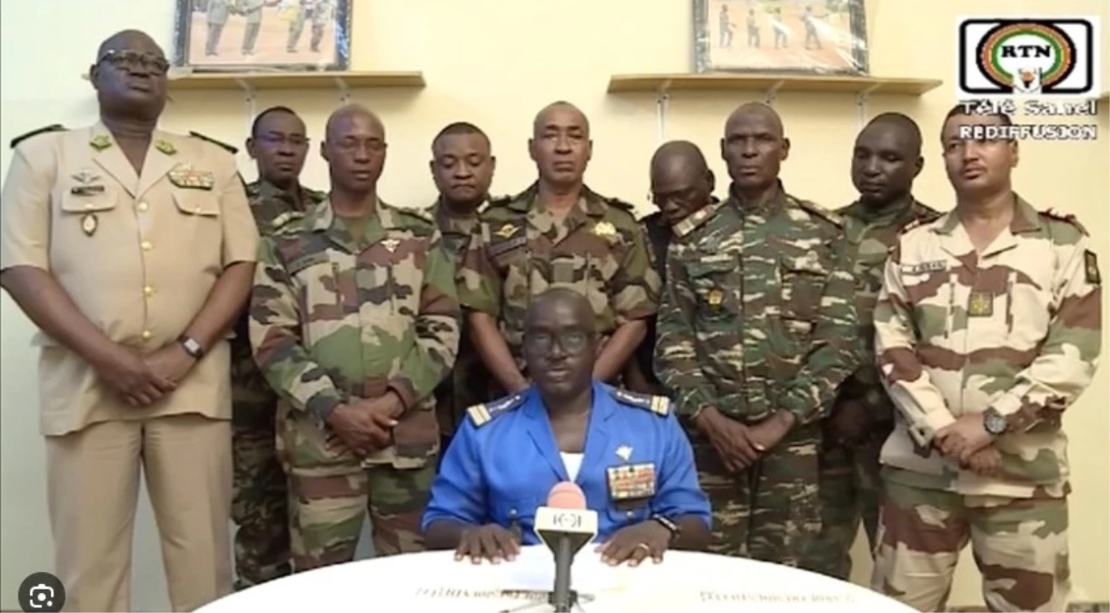 Nijer askeri rejimi diplomatik dokunulmazlığını kaldırdığı Fransız büyükelçisinin hudut dışı edilmesi için polise buyruk verdi
