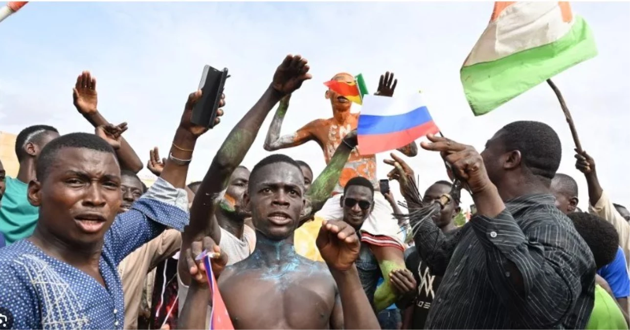 Nijer'de 30,000 kişi askeri rejime takviye vermek için stadyumda toplandı