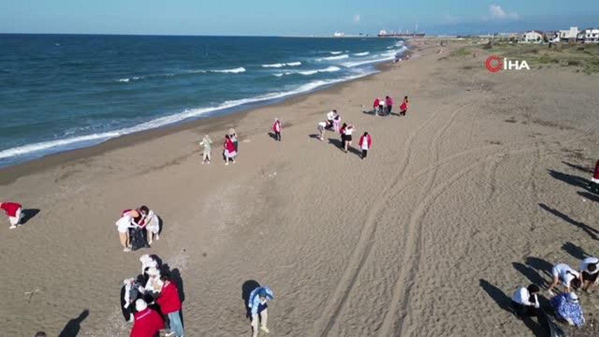 Öğrenciler Karasu kıyısında etraf paklığı yaptı