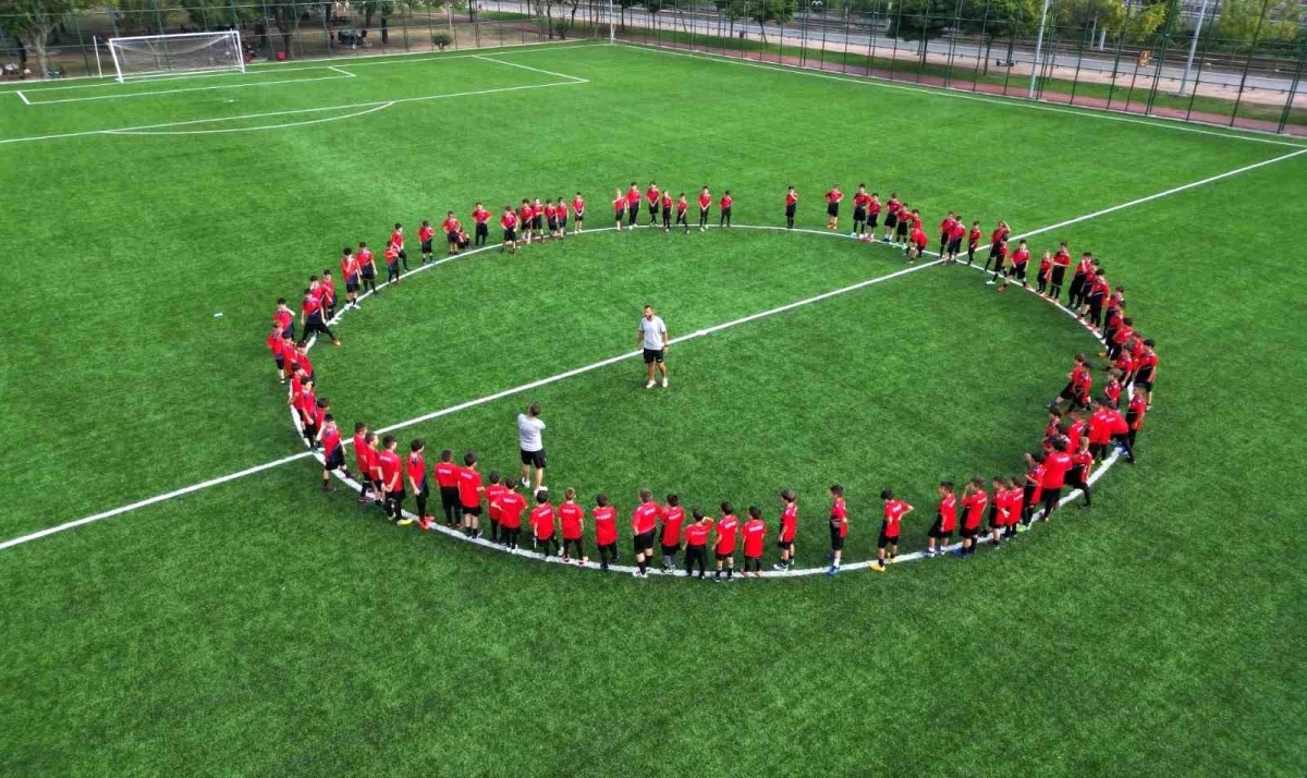 Samsun Büyükşehir Belediyesi Yaz Spor Okulları'nda 500 çocuğa futbol eğitimi veriyor