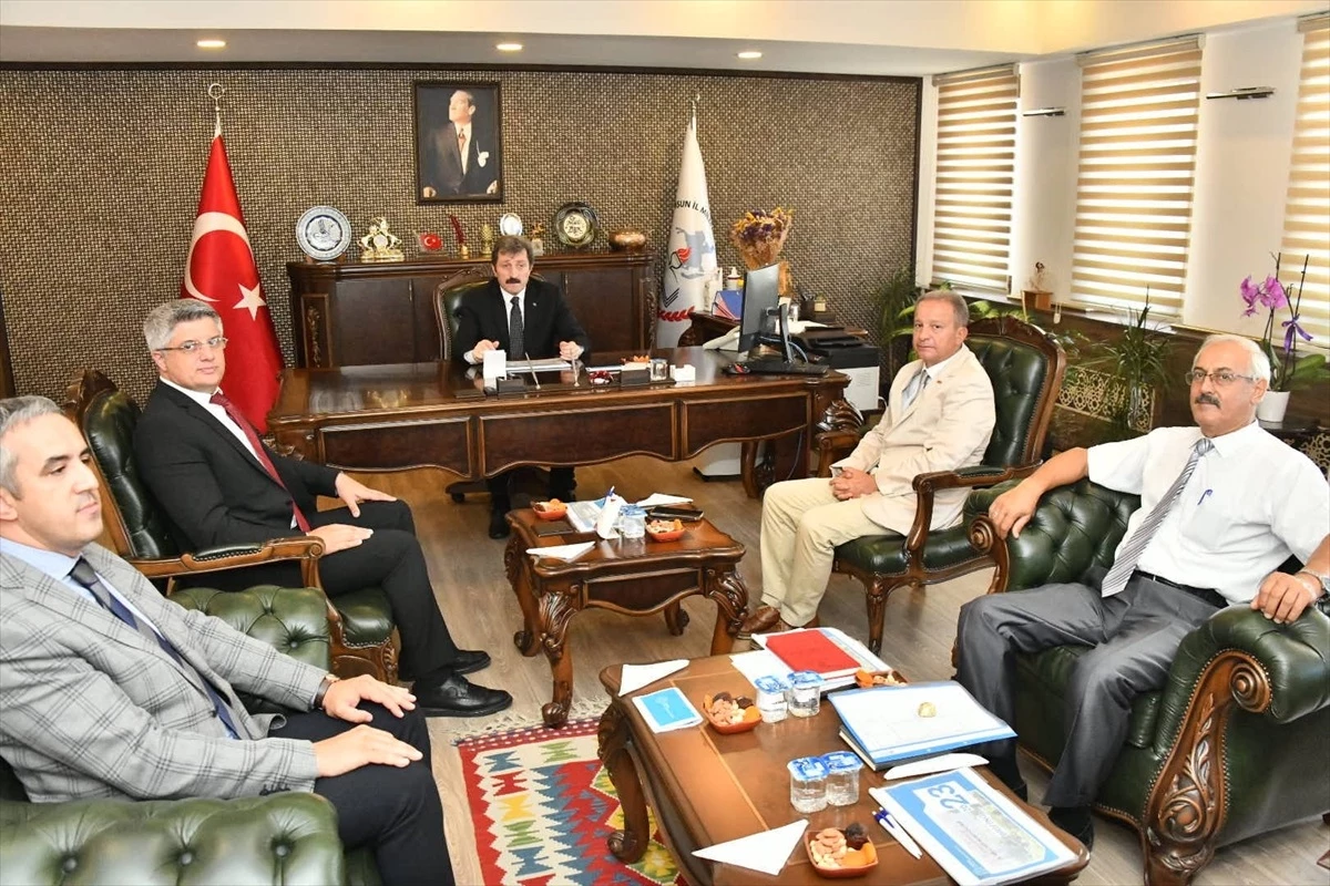 Samsun Valisi Orhan Tavlı, Gençlik ve Spor Vilayet Müdürlüğü ile Vilayet Ulusal Eğitim Müdürlüğüne ziyaretlerde bulundu