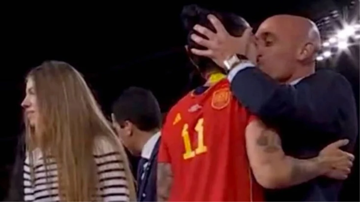 Seremonide bayan futbolcuyu dudağından öpen İspanyol federasyon lideri geri adım atmıyor: İstifa etmeyeceğim
