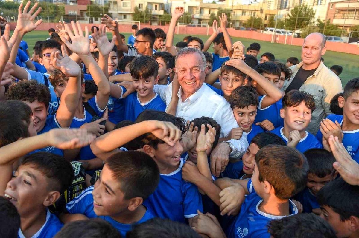 Seyhan Belediye Lideri Akif Kemal Akay, spor okullarında futbol eğitimi alan geleceğin yıldız adaylarıyla bir ortaya geldi