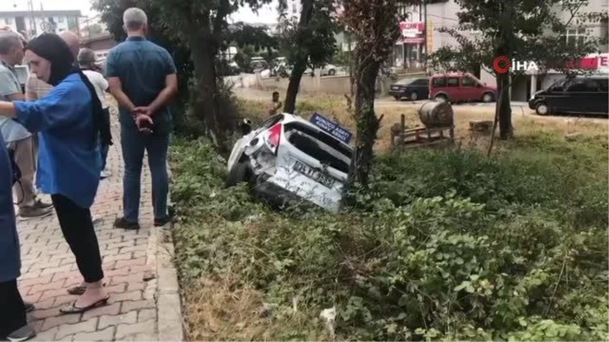 Sürat yaptı, park halindeki şoför kursu aracına çarptı: 1 yaralı