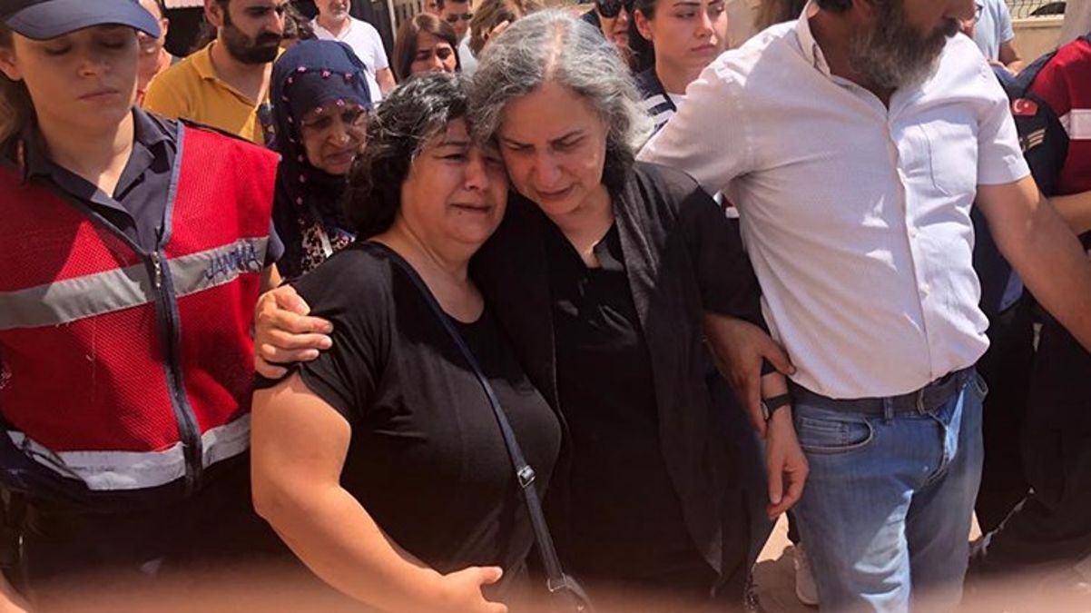 Tutuklu eski belediye lideri Gülten Kışanak, ablasının cenazesine katıldı